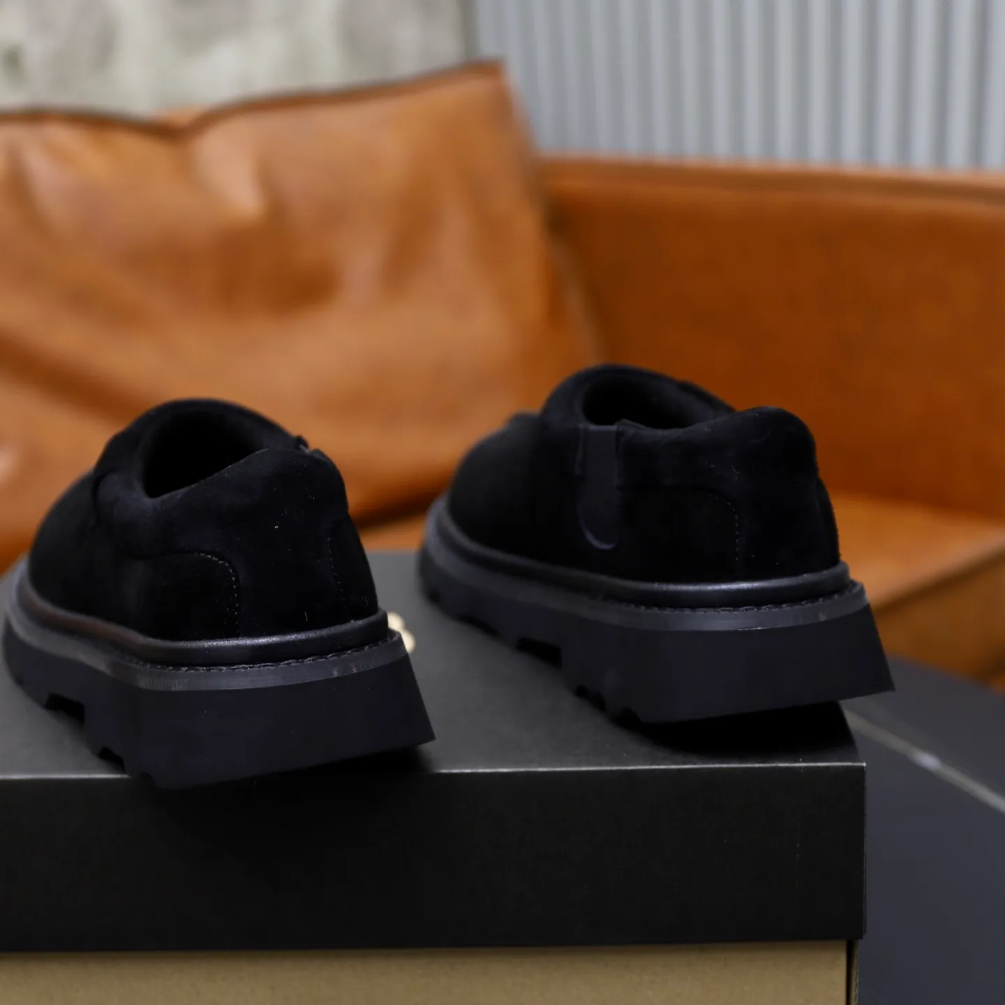 Ex-factory price: 580💰Thick wool imported from Australia Brand: UGG genuine purchasing agent Size: 39-45 Grade: Official website 1:1 Material: First layer of genuine leather waterproof and antifreeze upper Real wool lining Original non-slip soft wear-resistant outsole Style category: Men's casual shoes Trendy style Comfortable on the feet Color: Official website color synchronization